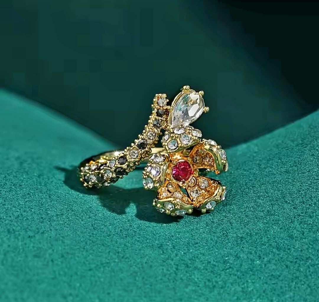 Flowrine™ Vintage Gold Crystal Flower Ring