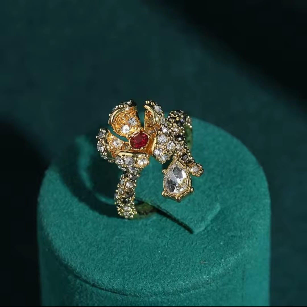 Flowrine™ Vintage Gold Crystal Flower Ring
