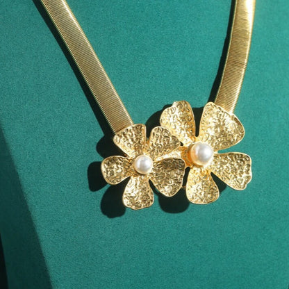Maravie™ Boho Bloom Pearl Necklace Vintage-inspired floral charm meets pe
