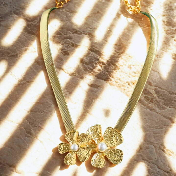 Maravie™ Boho Bloom Pearl Necklace Vintage-inspired floral charm meets pe