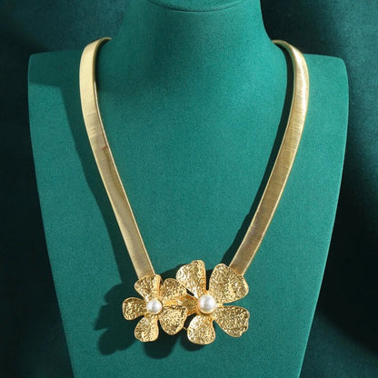 Maravie™ Boho Bloom Pearl Necklace Vintage-inspired floral charm meets pe